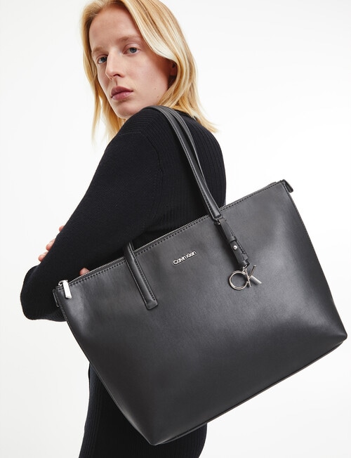 Handbag By Calvin Klein Size: Medium